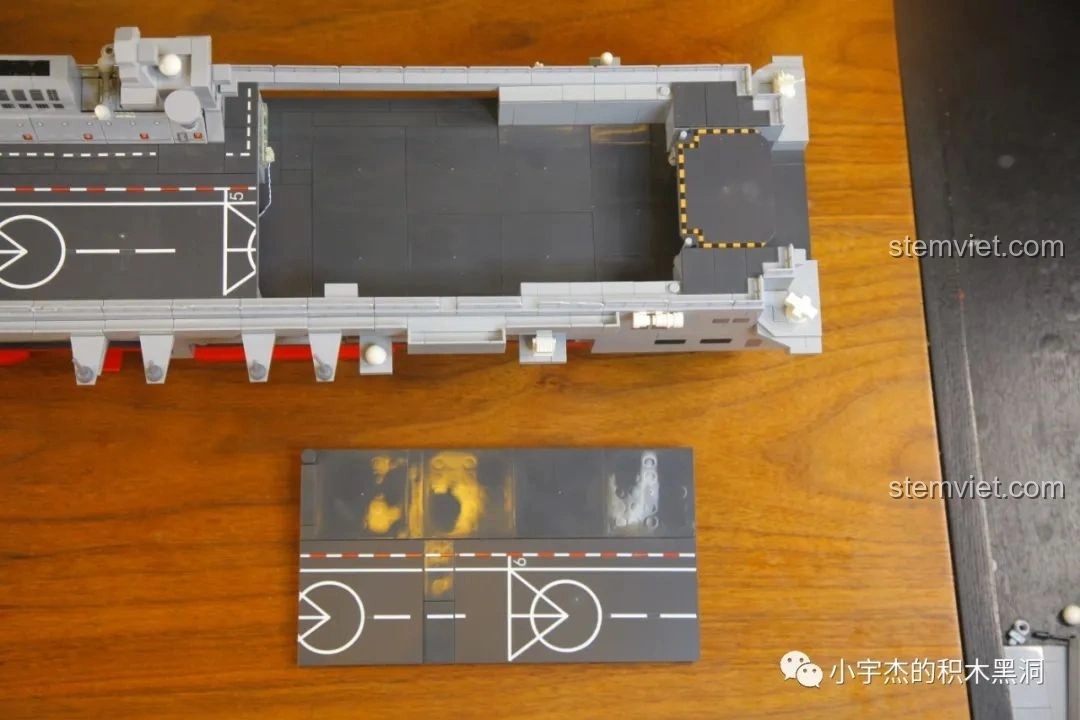 Phần boong tàu ở đuôi của mô hình SEMBO 202002 Tàu Tấn Công Đổ Bộ Type 075 có thể mở ra.