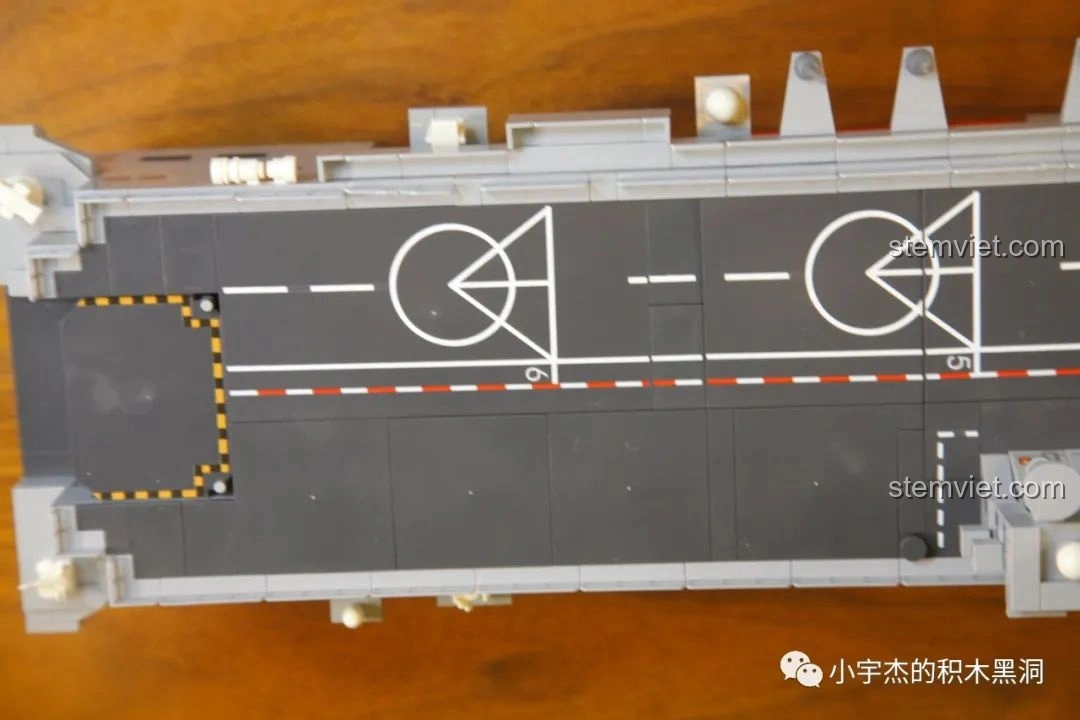 Boong tàu ở đuôi của mô hình SEMBO 202002 Tàu sân bay trực thăng Type 075 sau khi mở ra.