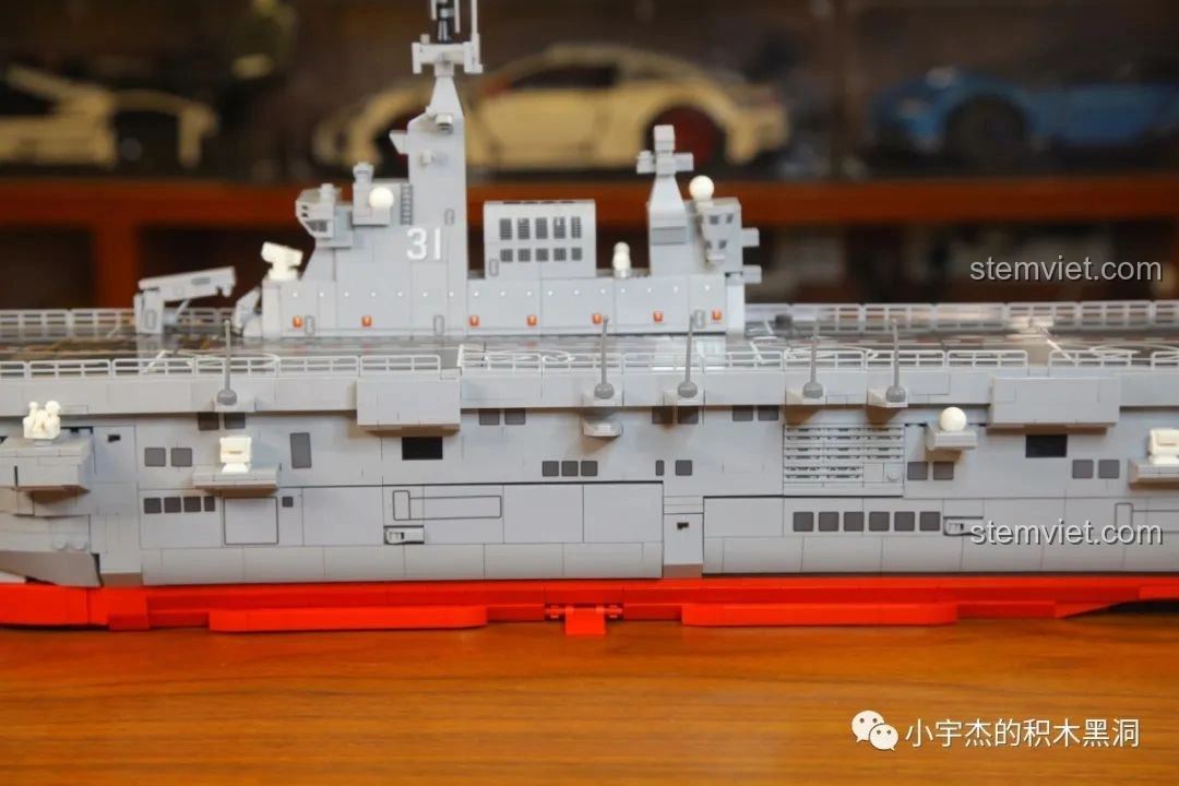 Mô hình SEMBO 202002 Tàu đổ bộ Hải Nam với các tấm che bên hông đã tháo rời.