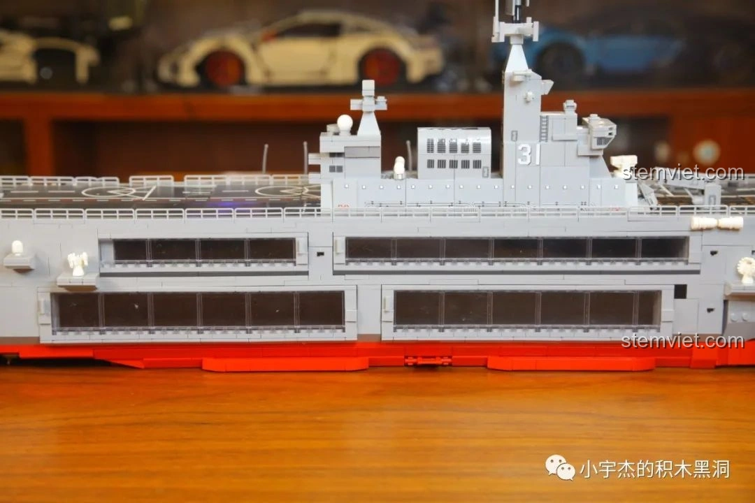 Mô hình SEMBO 202002 Tàu sân bay trực thăng Type 075 với các tấm trong suốt đã lắp.