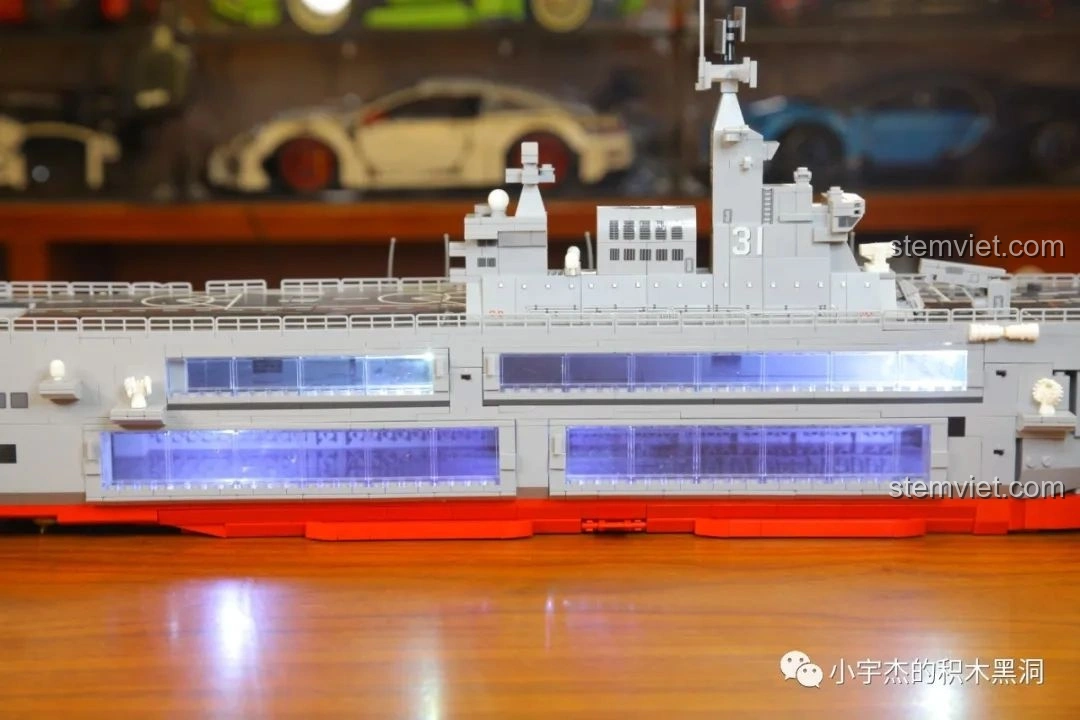 Mô hình SEMBO 202002 Mô hình tàu chiến Type 075 với đèn LED bật sáng, nhìn rõ nội thất.