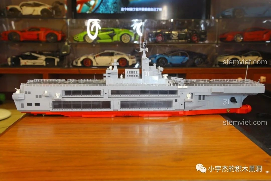 Mô hình hoàn chỉnh của bộ lắp ráp SEMBO 202002 Tàu đổ bộ Hải Nam nhìn từ một bên.