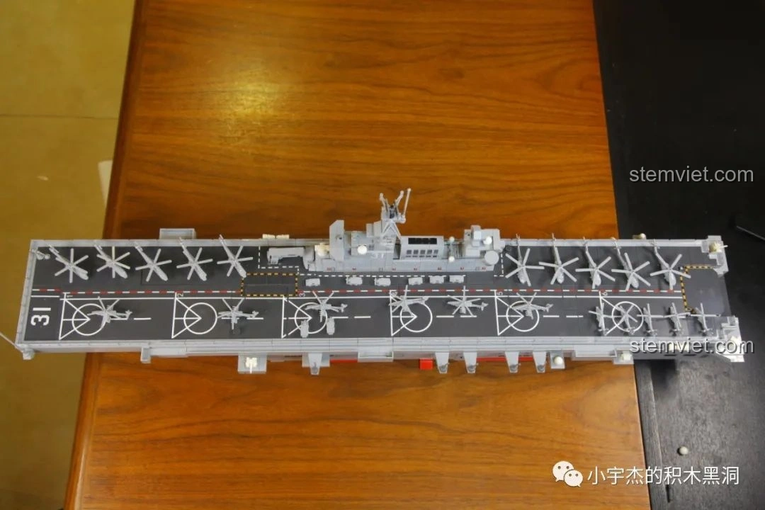 Các trực thăng được đặt trên boong tàu của mô hình SEMBO 202002 Tàu sân bay trực thăng Type 075.