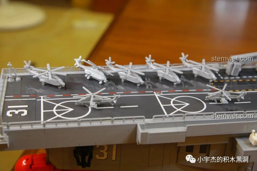 Góc nhìn cận cảnh các trực thăng trên boong tàu của mô hình SEMBO 202002 Mô hình tàu chiến Type 075.