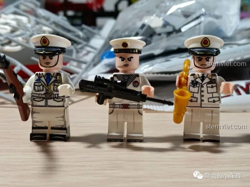 Cận cảnh 3 minifigures hải quân trong bộ SEMBO 202029, chi tiết sắc nét.