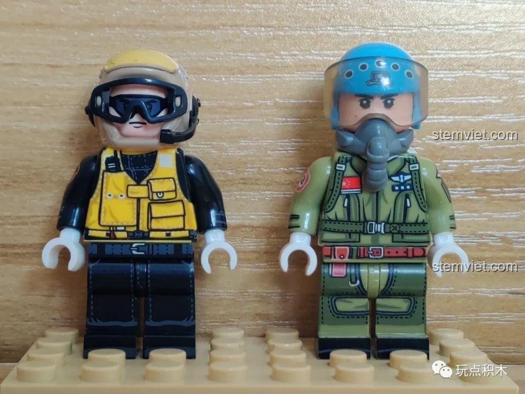 Bên trong hộp đồ chơi mô hình SEMBO 202037 gồm các túi mảnh ghép, sticker và sách hướng dẫn.