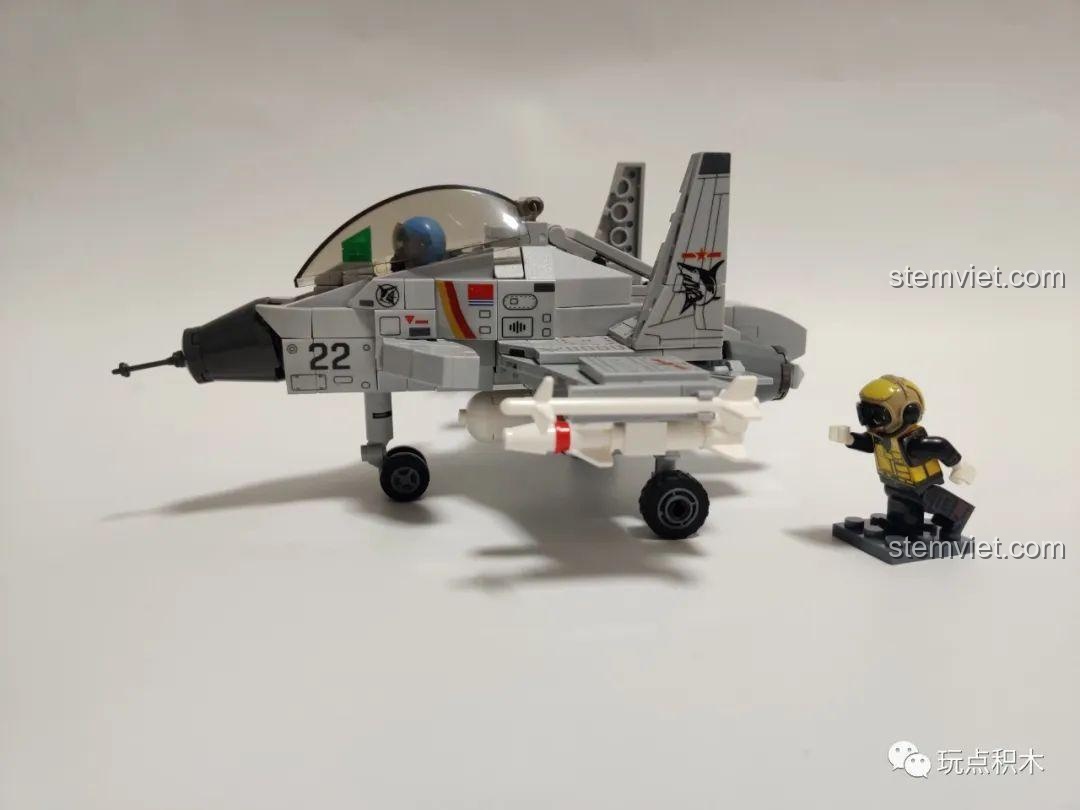 Mô hình J-15 SEMBO 202037 cùng minifigure phi công và nhân viên mặt đất.