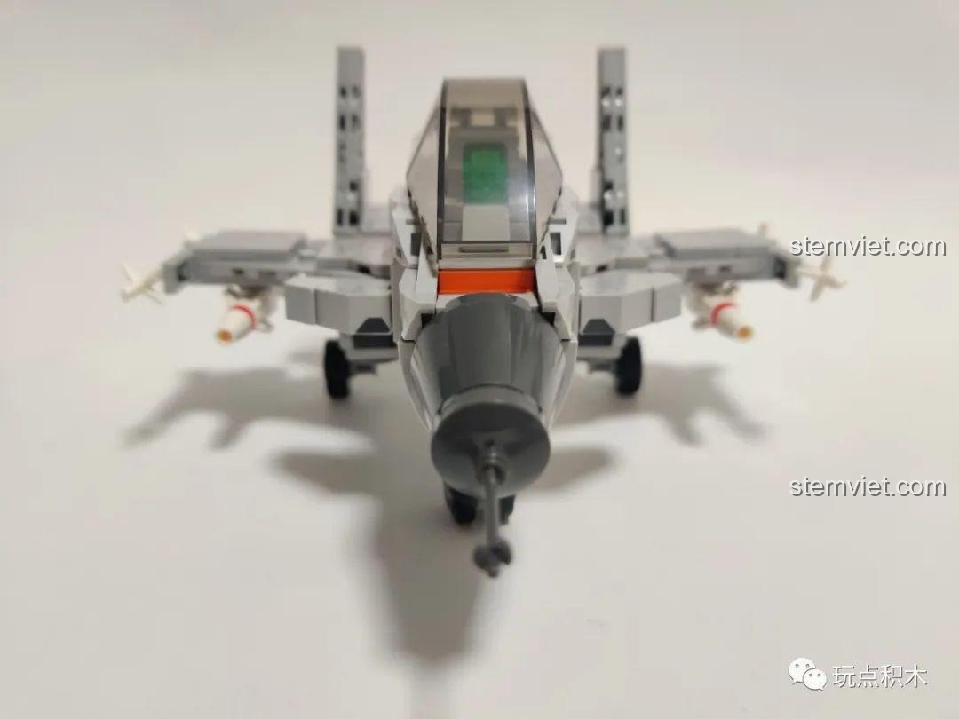 Gắn các bộ phận vào thân máy bay J-15 SEMBO 202037.