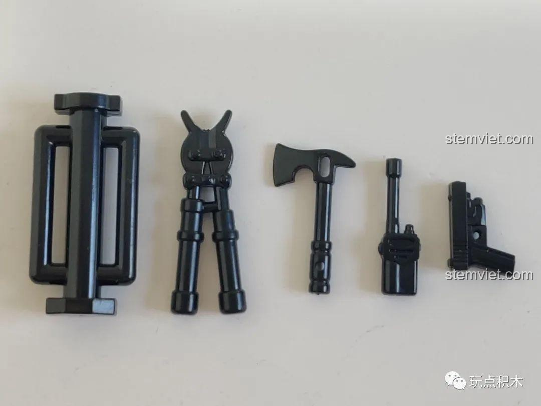 Mặt sau của 2 minifigures trong bộ SEMBO 202037, in chi tiết sắc nét.