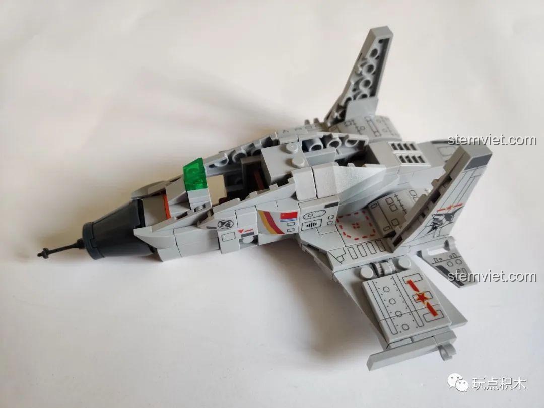 Các phụ kiện đi kèm cho minifigures trong bộ đồ chơi SEMBO 202037.