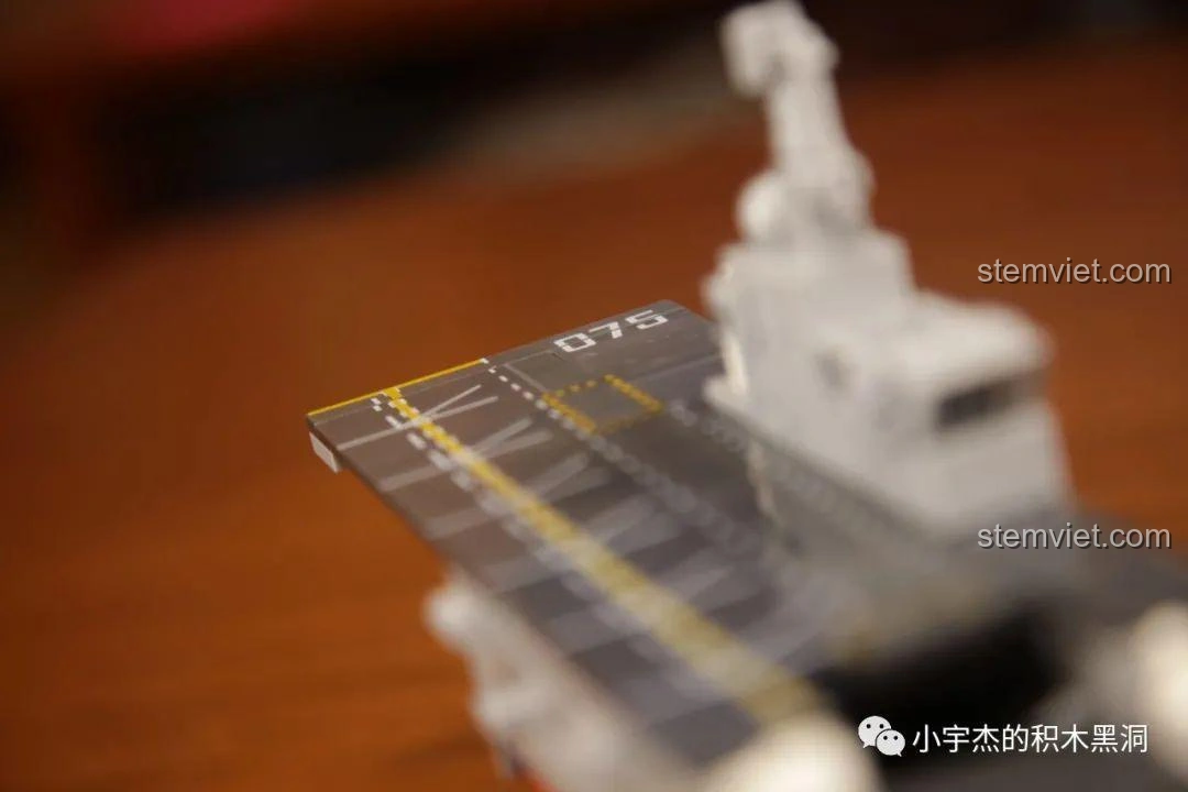 Chi tiết boong tàu của mô hình Sembo 202075 Q-Style Tàu Tấn Công Đổ Bộ Type 075, với các vạch kẻ sân bay.