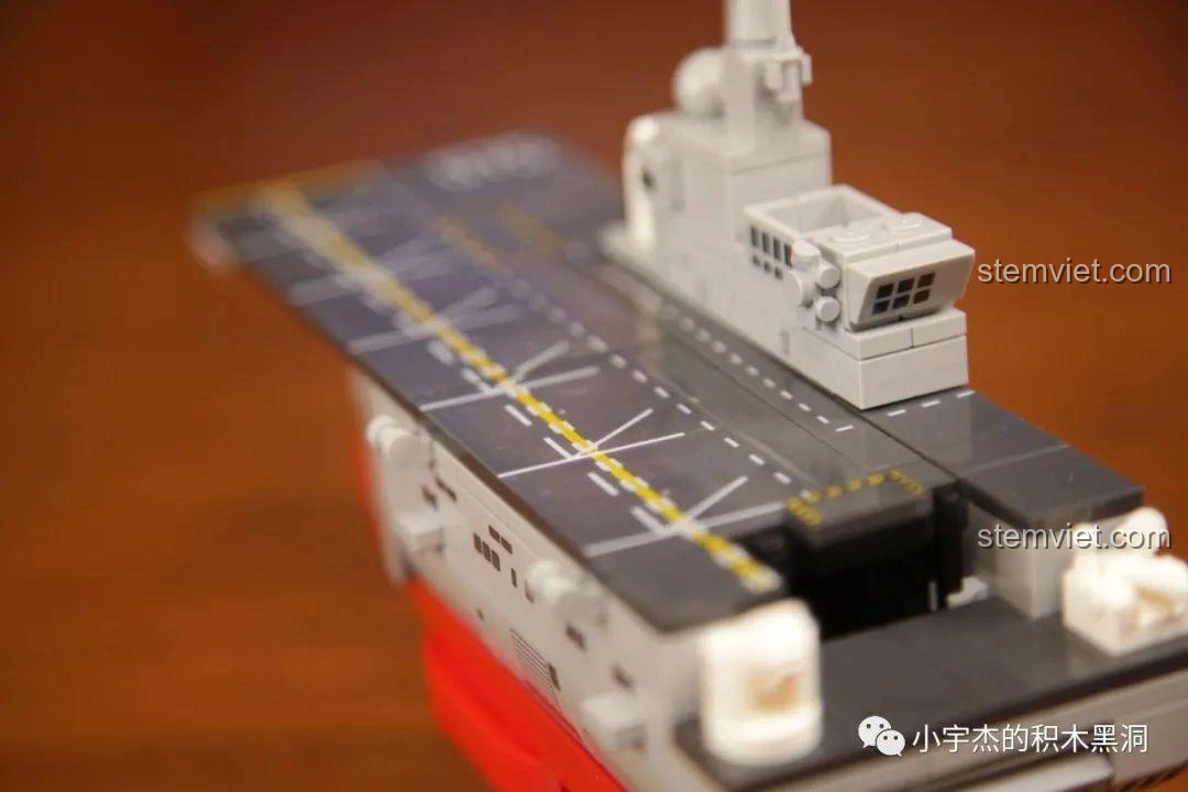 Một góc nhìn khác của phần đuôi tàu và cửa đổ bộ trên mô hình Sembo 202075 Q-Style Tàu Tấn Công Đổ Bộ Type 075.