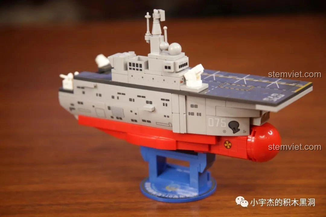 Chi tiết phần đuôi tàu và cửa đổ bộ của mô hình Sembo 202075 Q-Style Tàu Tấn Công Đổ Bộ Type 075.