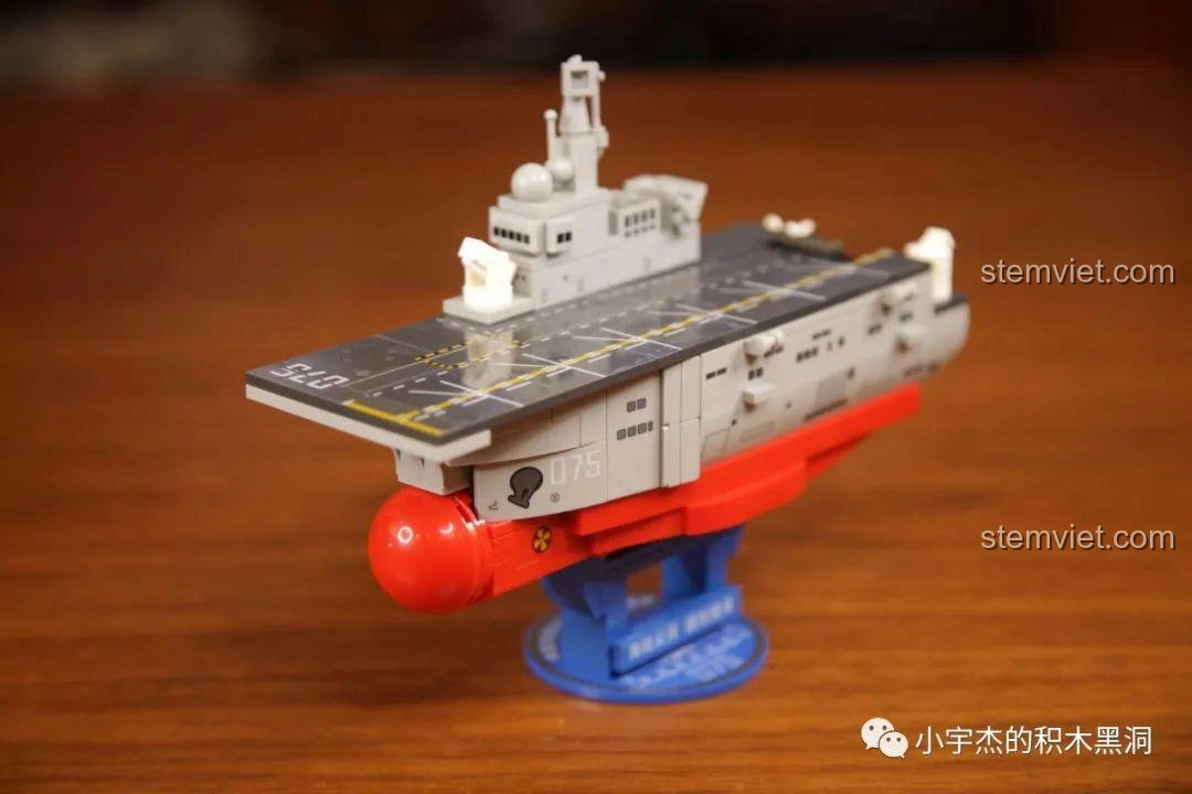 Mô hình hoàn chỉnh của bộ Sembo 202075 Q-Style Tàu Tấn Công Đổ Bộ Type 075 trên đế trưng bày, nhìn từ góc bên hông khác.