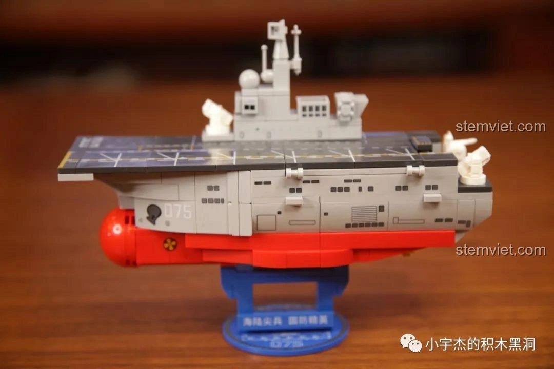 Mô hình hoàn chỉnh của bộ Sembo 202075 Q-Style Tàu Tấn Công Đổ Bộ Type 075 trên đế trưng bày, nhìn từ góc bên hông.