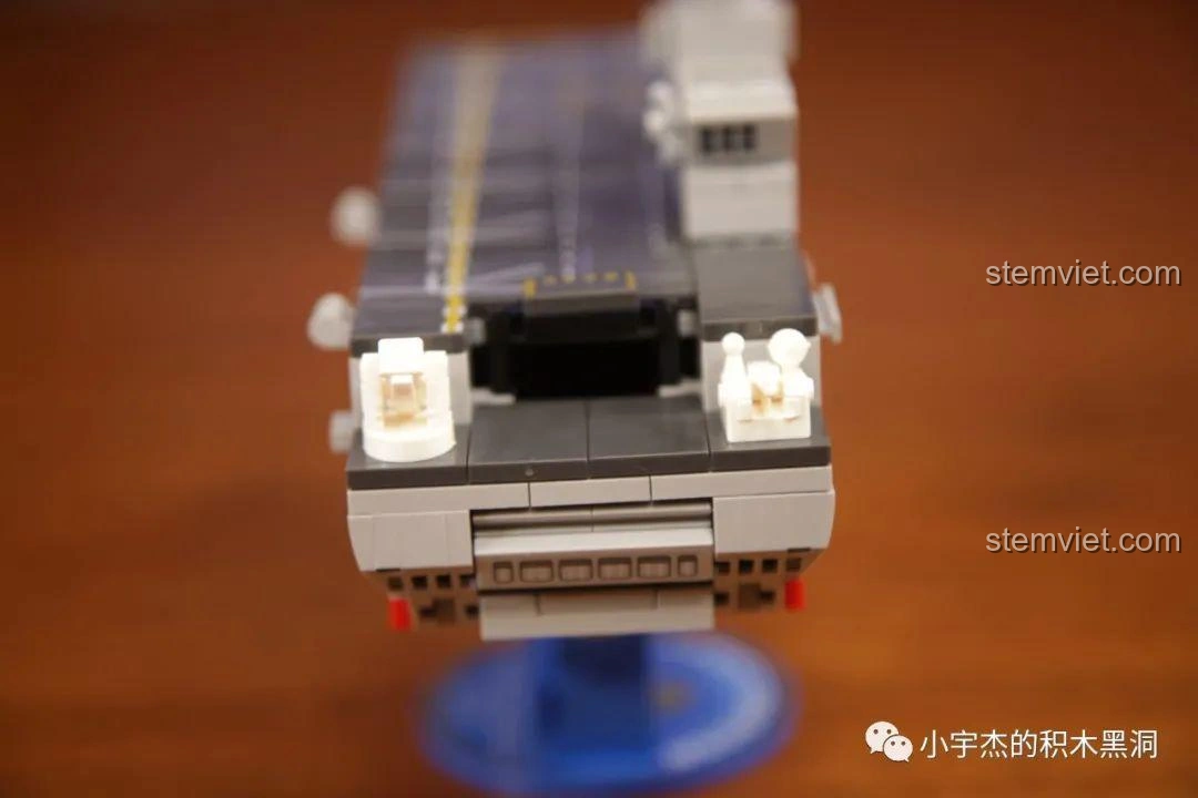 Mô hình hoàn chỉnh của bộ Sembo 202075 Q-Style Tàu Tấn Công Đổ Bộ Type 075 trên đế trưng bày cùng hai minifigure thủy thủ và hải quân.