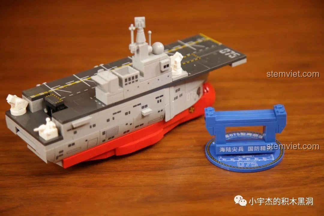 Mô hình hoàn chỉnh của bộ Sembo 202075 Q-Style Tàu Tấn Công Đổ Bộ Type 075 trên đế trưng bày, nhìn từ góc phía trước.