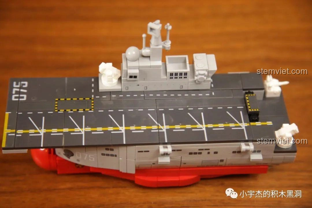 Mô hình hoàn chỉnh của bộ Sembo 202075 Q-Style Tàu Tấn Công Đổ Bộ Type 075 nhìn từ trên xuống, hiển thị boong tàu và đường băng.