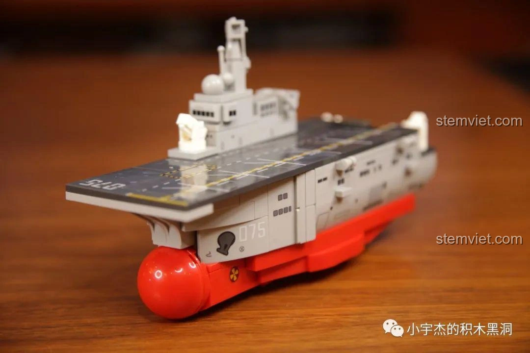 Mô hình hoàn chỉnh của bộ Sembo 202075 Q-Style Tàu Tấn Công Đổ Bộ Type 075 nhìn từ góc phía trước, nổi bật thiết kế Q-style.