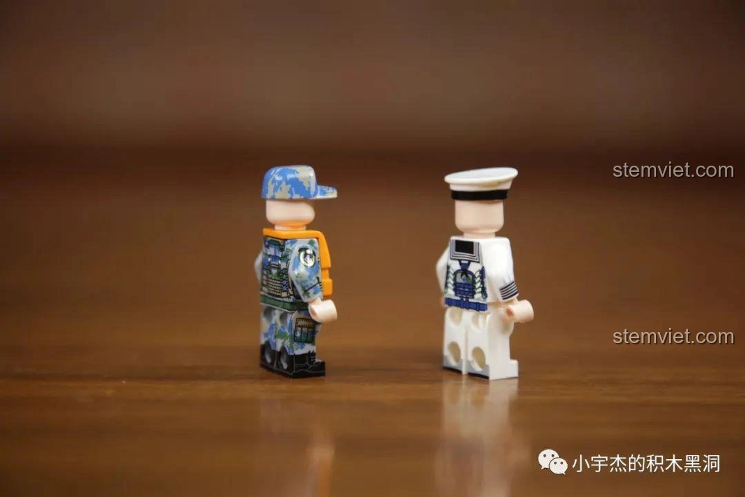 Mô hình hoàn chỉnh của bộ Sembo 202075 Q-Style Tàu Tấn Công Đổ Bộ Type 075 cùng hai minifigure, nhìn từ góc khác.
