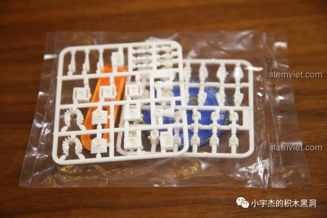 Khung chứa các mảnh ghép nhỏ của bộ Sembo 202075 Q-Style Tàu Tấn Công Đổ Bộ Type 075, đảm bảo không thất lạc.