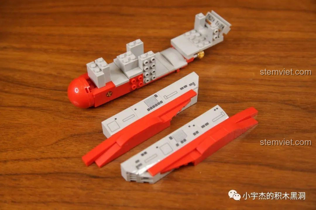 Giai đoạn đầu lắp ráp bộ Sembo 202075 Q-Style Tàu Tấn Công Đổ Bộ Type 075, hình thành phần thân tàu.