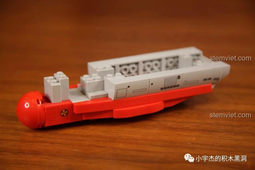 Giai đoạn tiếp theo của quá trình lắp ráp bộ Sembo 202075 Q-Style Tàu Tấn Công Đổ Bộ Type 075, thân tàu dần hoàn thiện.