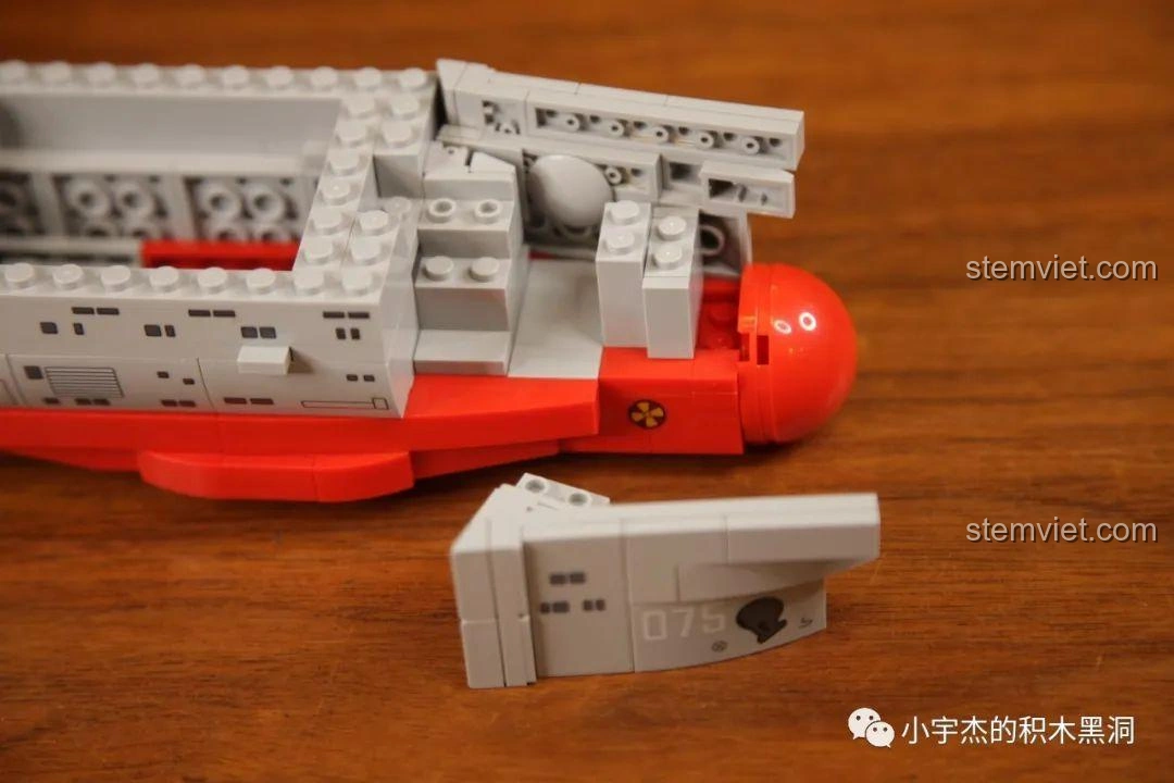 Giai đoạn giữa của quá trình lắp ráp bộ Sembo 202075 Q-Style Tàu Tấn Công Đổ Bộ Type 075, các chi tiết bên hông tàu được thêm vào.