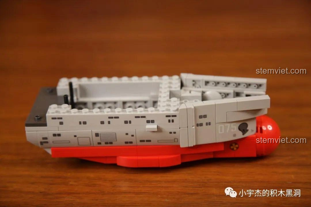 Giai đoạn giữa của quá trình lắp ráp bộ Sembo 202075 Q-Style Tàu Tấn Công Đổ Bộ Type 075, phần thân tàu gần như hoàn chỉnh.