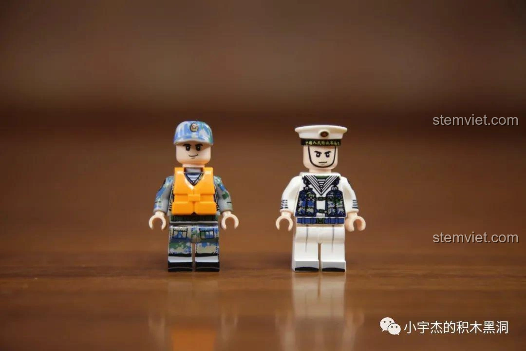 Hai minifigure thủy thủ và hải quân đã lắp ráp hoàn chỉnh từ bộ Sembo 202075 Q-Style Tàu Tấn Công Đổ Bộ Type 075, nhìn từ góc nghiêng.