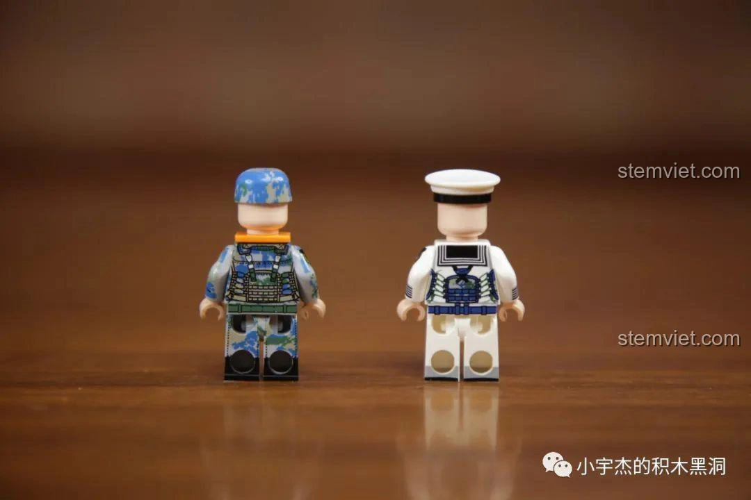 Hai minifigure thủy thủ và hải quân đã lắp ráp hoàn chỉnh từ bộ Sembo 202075 Q-Style Tàu Tấn Công Đổ Bộ Type 075, nhìn từ góc nghiêng khác.
