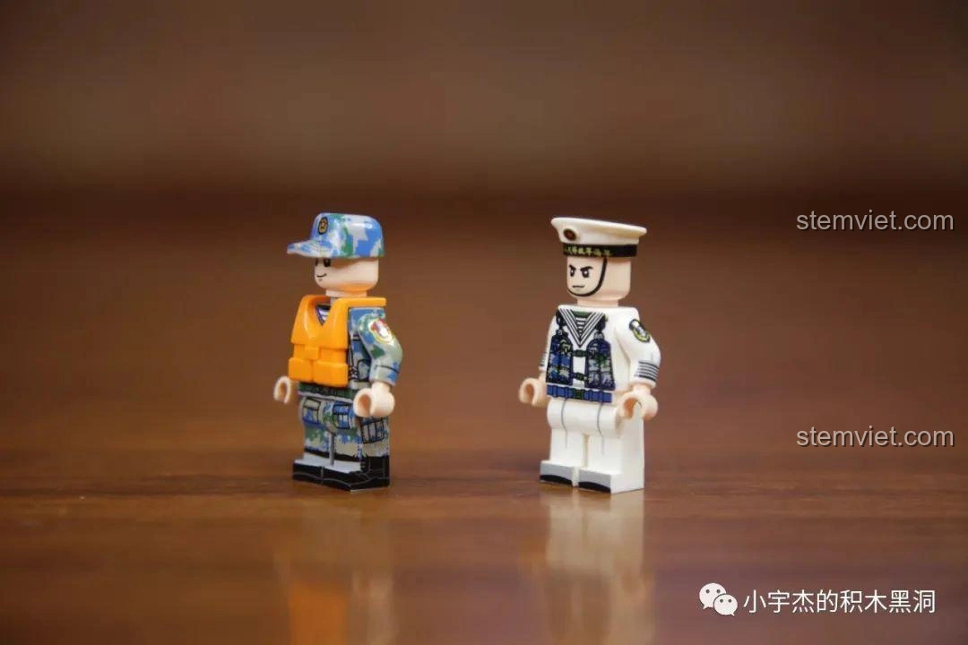 Hai minifigure thủy thủ và hải quân đã lắp ráp hoàn chỉnh từ bộ Sembo 202075 Q-Style Tàu Tấn Công Đổ Bộ Type 075, nhìn từ phía sau.