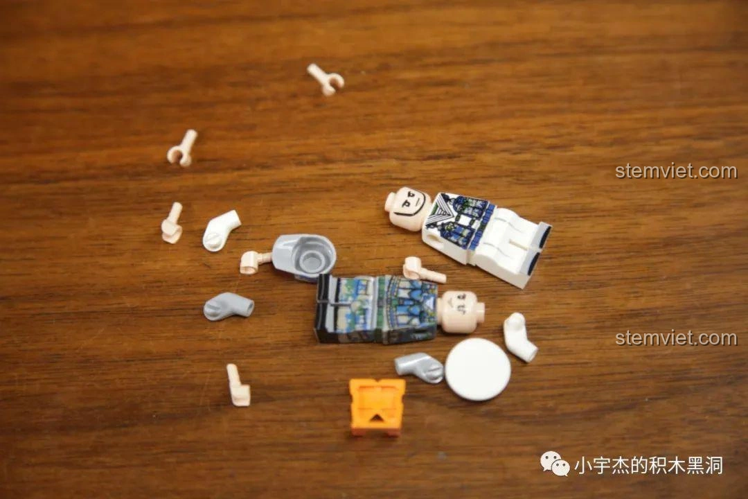 Hai minifigure thủy thủ và hải quân đã lắp ráp hoàn chỉnh từ bộ Sembo 202075 Q-Style Tàu Tấn Công Đổ Bộ Type 075, nhìn từ phía trước.