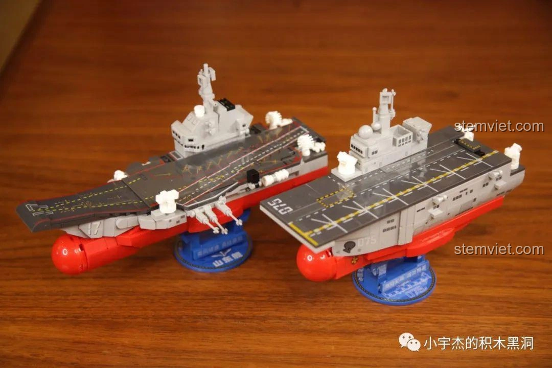 Các bộ phận của hai minifigure thủy thủ và hải quân từ bộ Sembo 202075 Q-Style Tàu Tấn Công Đổ Bộ Type 075 được tháo rời.