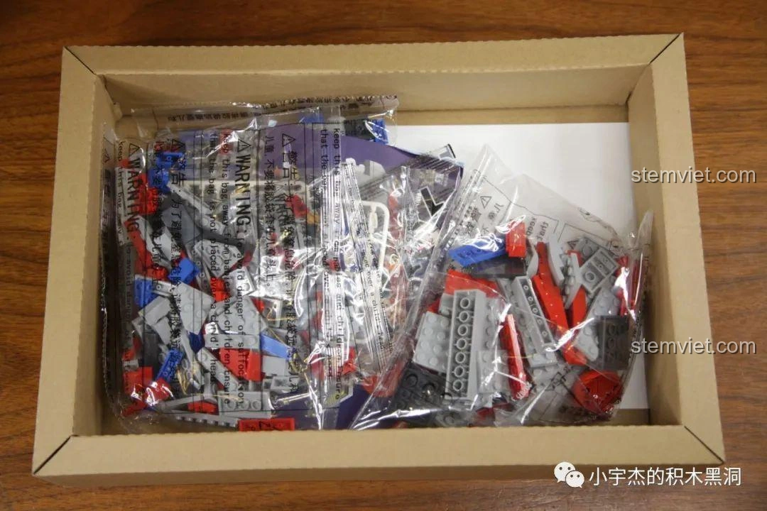 Nội dung bên trong hộp bộ lắp ghép Sembo 202075 Q-Style Tàu Tấn Công Đổ Bộ Type 075, bao gồm các túi mảnh ghép và sách hướng dẫn.