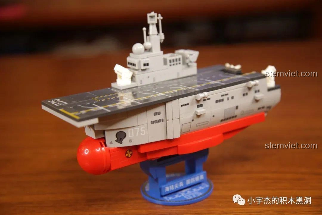 So sánh mô hình Sembo 202075 Q-Style Tàu Tấn Công Đổ Bộ Type 075 với mô hình tàu sân bay Sơn Đông, cho thấy sự khác biệt về kích thước và thiết kế.