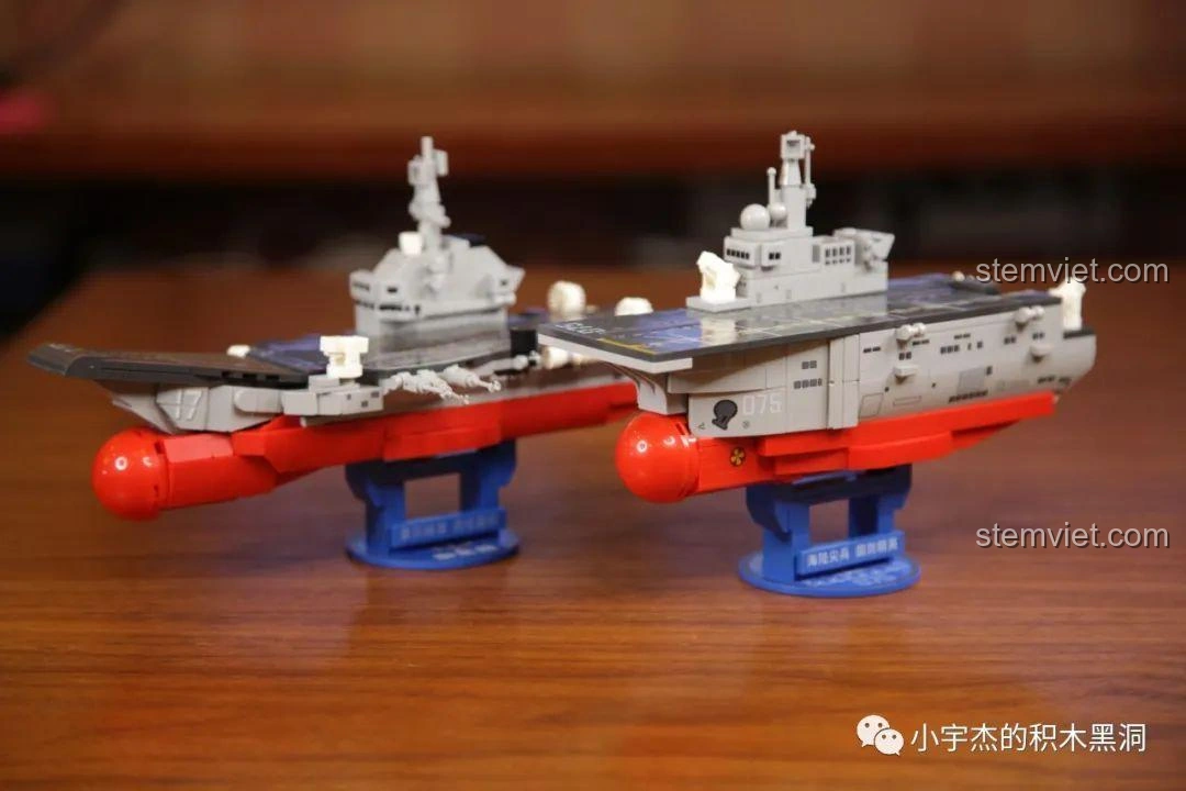 Một góc so sánh khác giữa mô hình Sembo 202075 Q-Style Tàu Tấn Công Đổ Bộ Type 075 và tàu sân bay Sơn Đông.