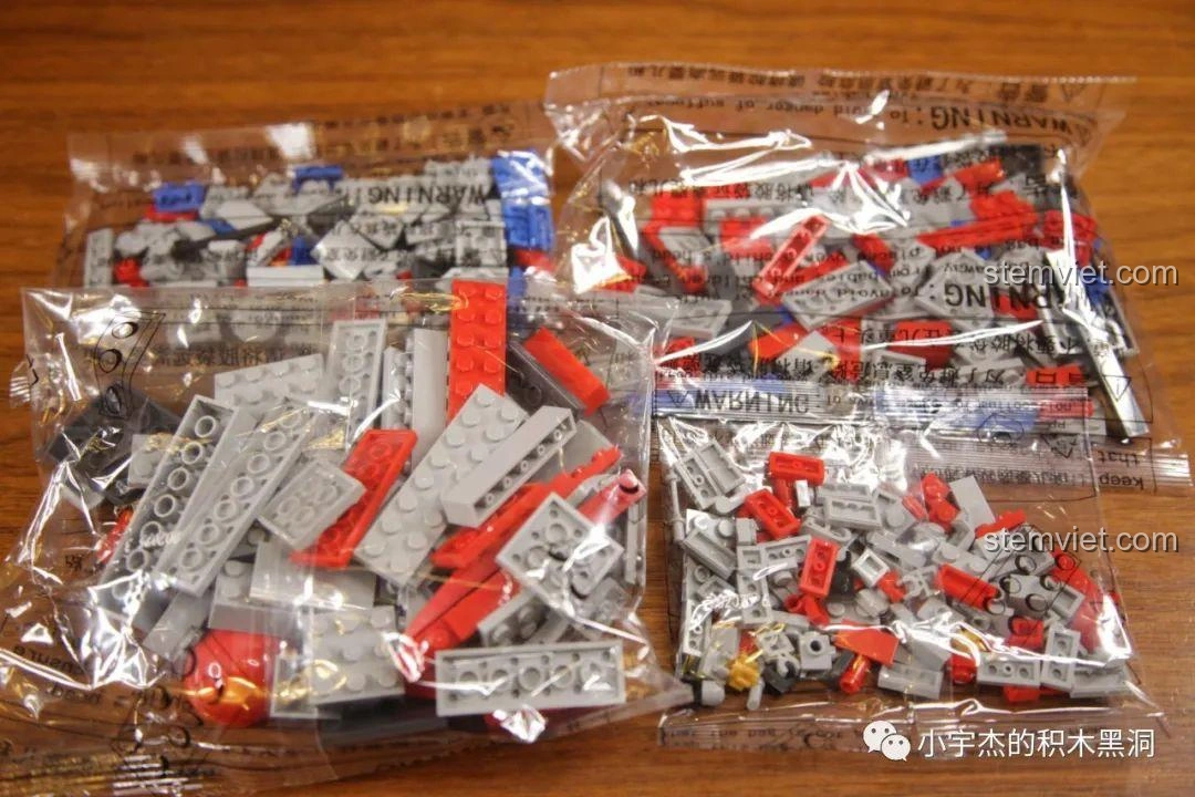 Các túi mảnh ghép chưa mở của bộ Sembo 202075 Q-Style Tàu Tấn Công Đổ Bộ Type 075, sẵn sàng cho việc lắp ráp.