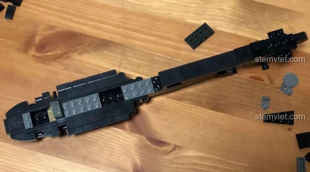 Tiếp tục lắp ráp phần thân của đồ chơi lắp ráp Sembo 202119 Trực thăng tấn công Z-10, các mảnh ghép ăn khớp