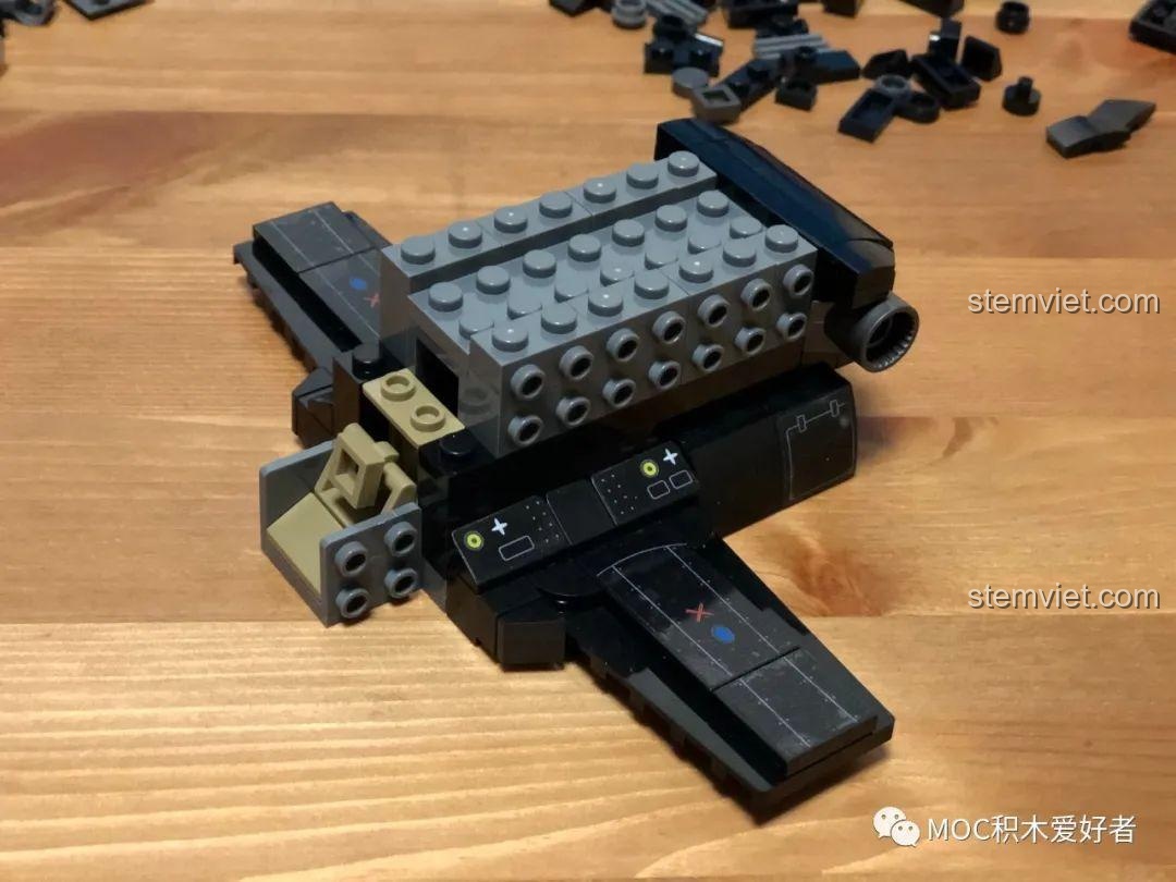 Lắp ráp phần đuôi của bộ đồ chơi Sembo 202119 Trực thăng tấn công Z-10, có cửa khoang mở được