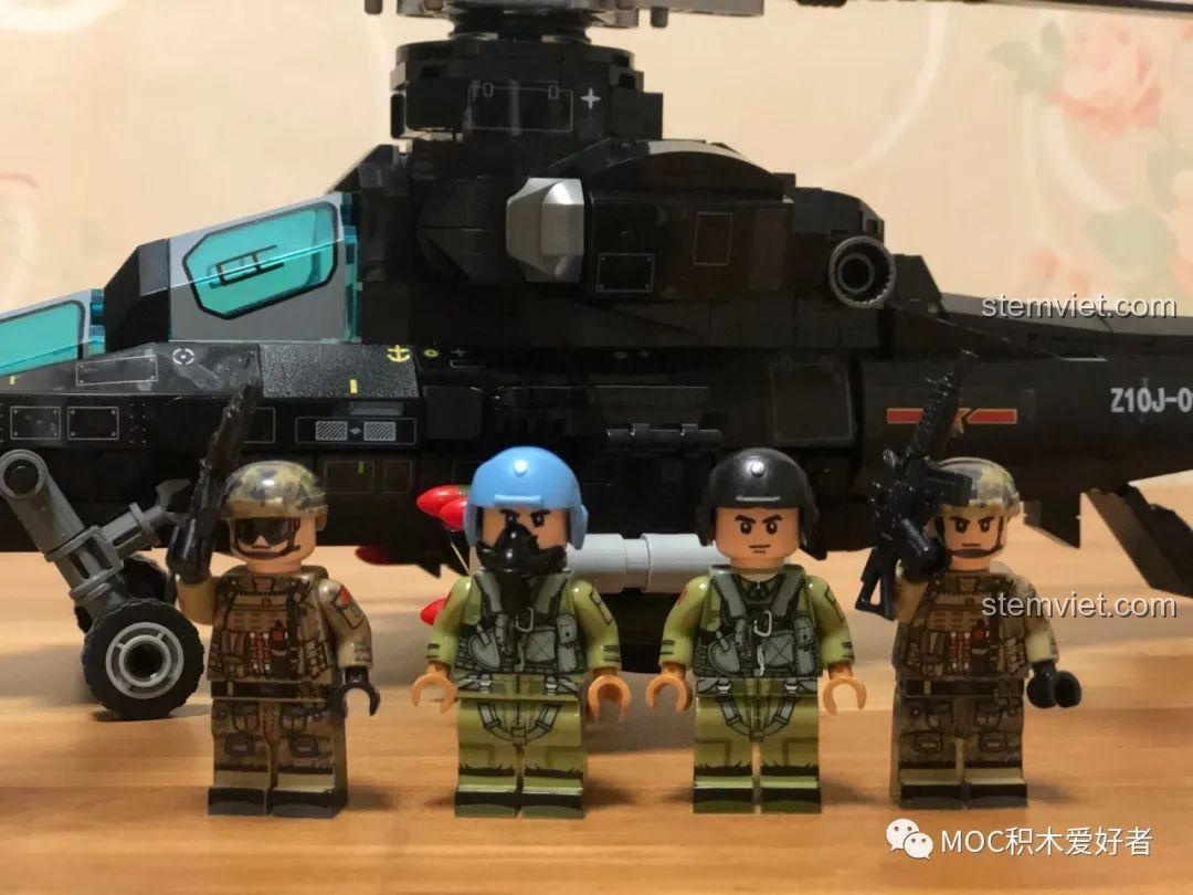 Hình ảnh tổng thể mô hình Sembo 202119 Trực thăng tấn công Z-10 cùng các minifigure, sẵn sàng trưng bày.