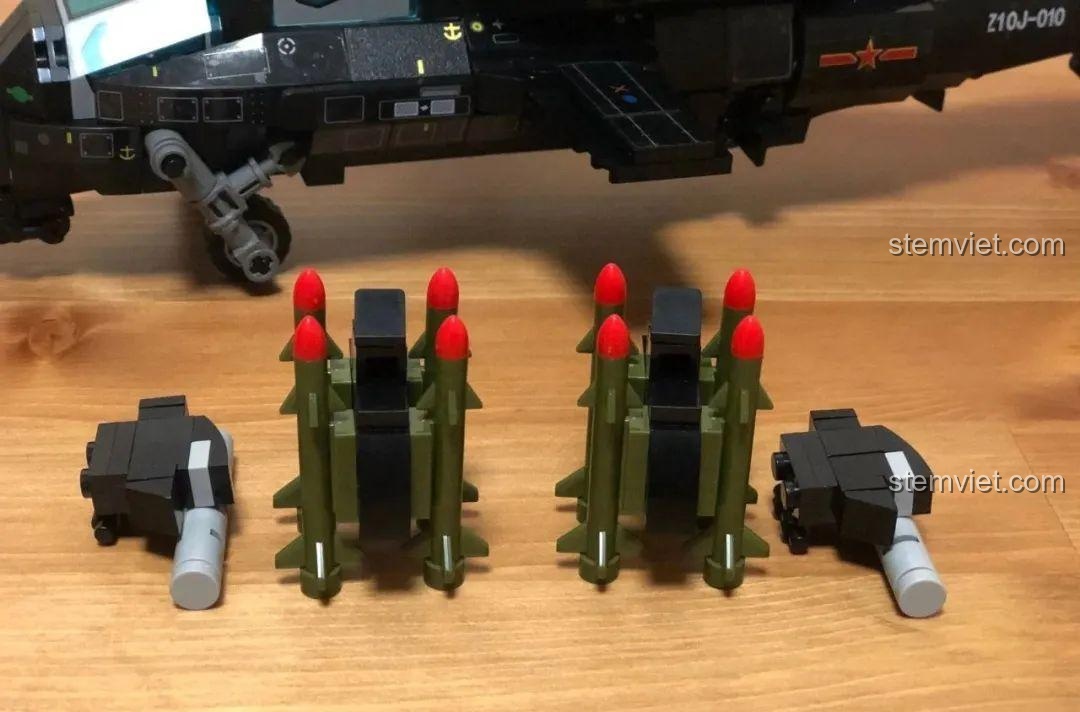 Cận cảnh động cơ và cánh của đồ chơi lắp ráp Sembo 202119 Trực thăng tấn công Z-10, chi tiết tinh xảo