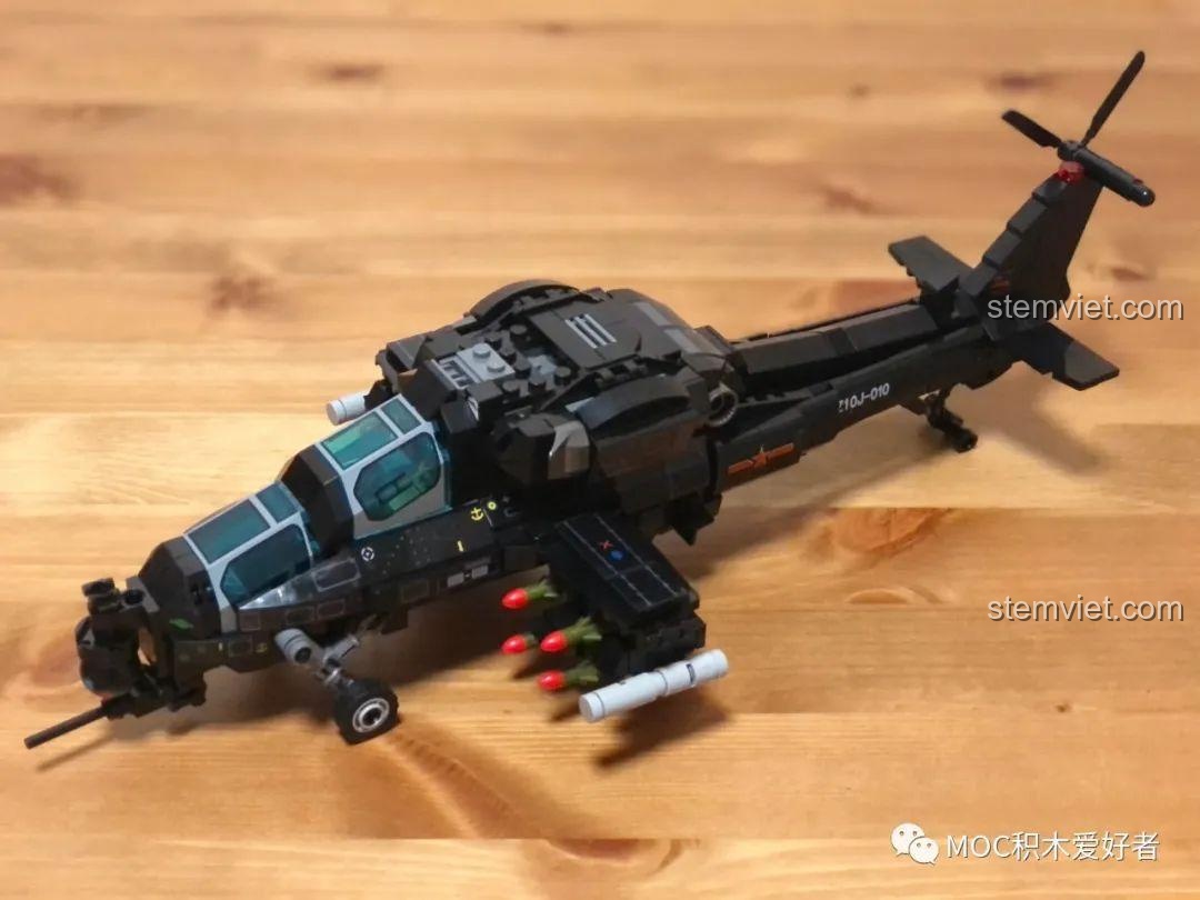 Gắn kết động cơ vào thân máy bay của đồ chơi mô hình Sembo 202119 Trực thăng tấn công Z-10, hoàn thiện dần