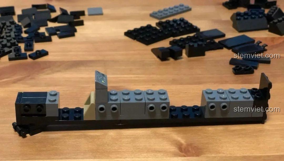 4 minifigures đi kèm bộ đồ chơi Sembo 202119 Trực thăng tấn công Z-10, chi tiết in ấn sắc nét, trang bị đầy đủ