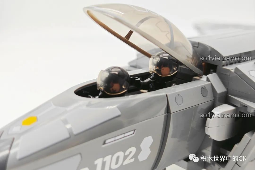 Mô hình SEMBO 202198 J-20C cùng các nhân vật mini, nhìn từ phía sau