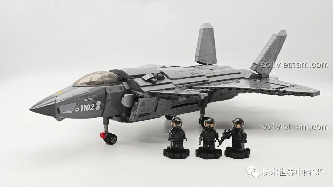 Mô hình SEMBO 202198 J-20C cùng các nhân vật mini, nhìn từ phía trước và sau với đèn LED