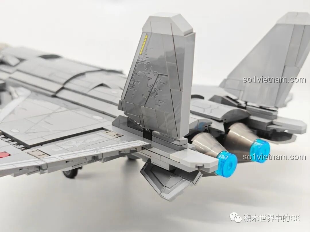 Mô hình SEMBO 202198 J-20C cùng các nhân vật mini, nhìn từ phía trước và sau