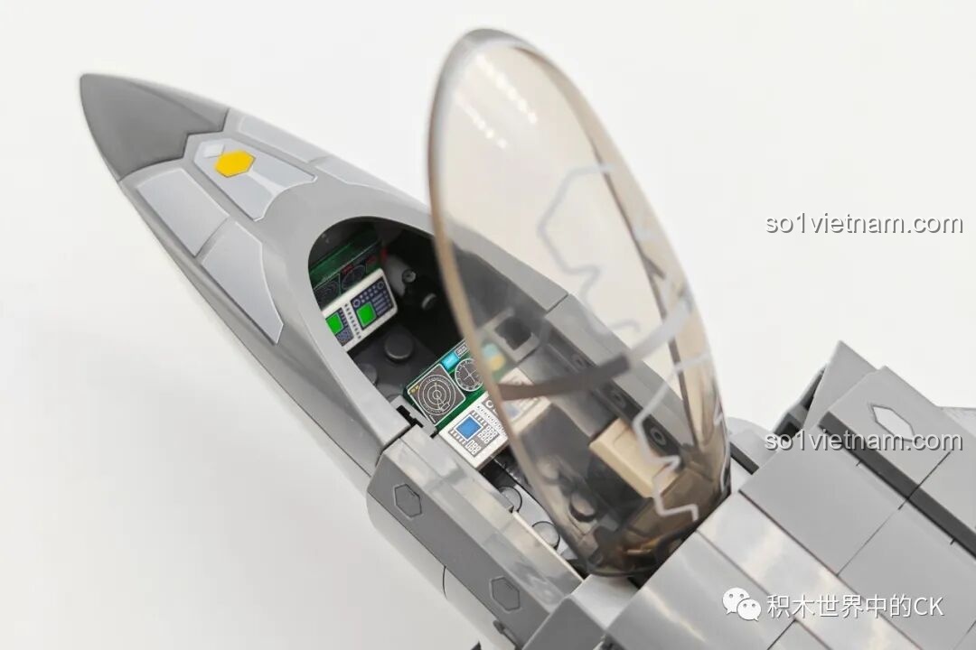 Mô hình SEMBO 202198 J-20C cùng các nhân vật mini, nhìn từ phía trước