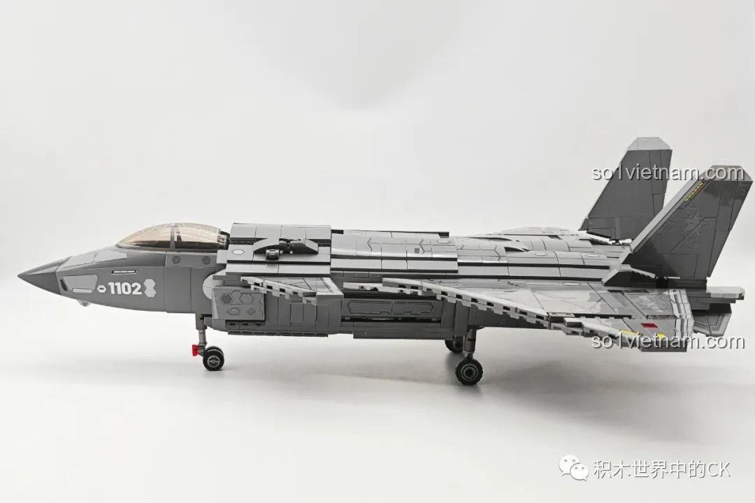 Mô hình SEMBO 202198 J-20C với đèn LED sáng, nhìn từ phía sau