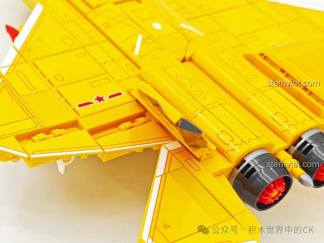 Cận cảnh cánh đuôi kép của máy bay J-35 SEMBO 202254 với các ký hiệu quân sự.